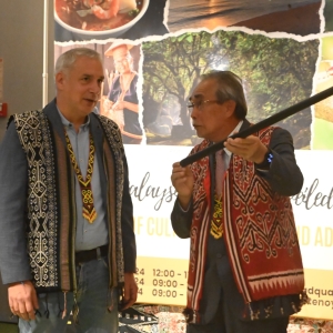 cultural-demostrations-of-the-sarawakian-blowpipe-1