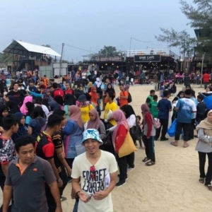 some-of-the-participants-and-visitors-during-the-world-oceans-week-wow2019umt-in-tok-jembal-beach.-768x577