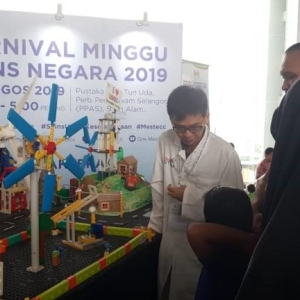 visitors-listening-to-explanation-from-national-science-week-exhibitors-768x432